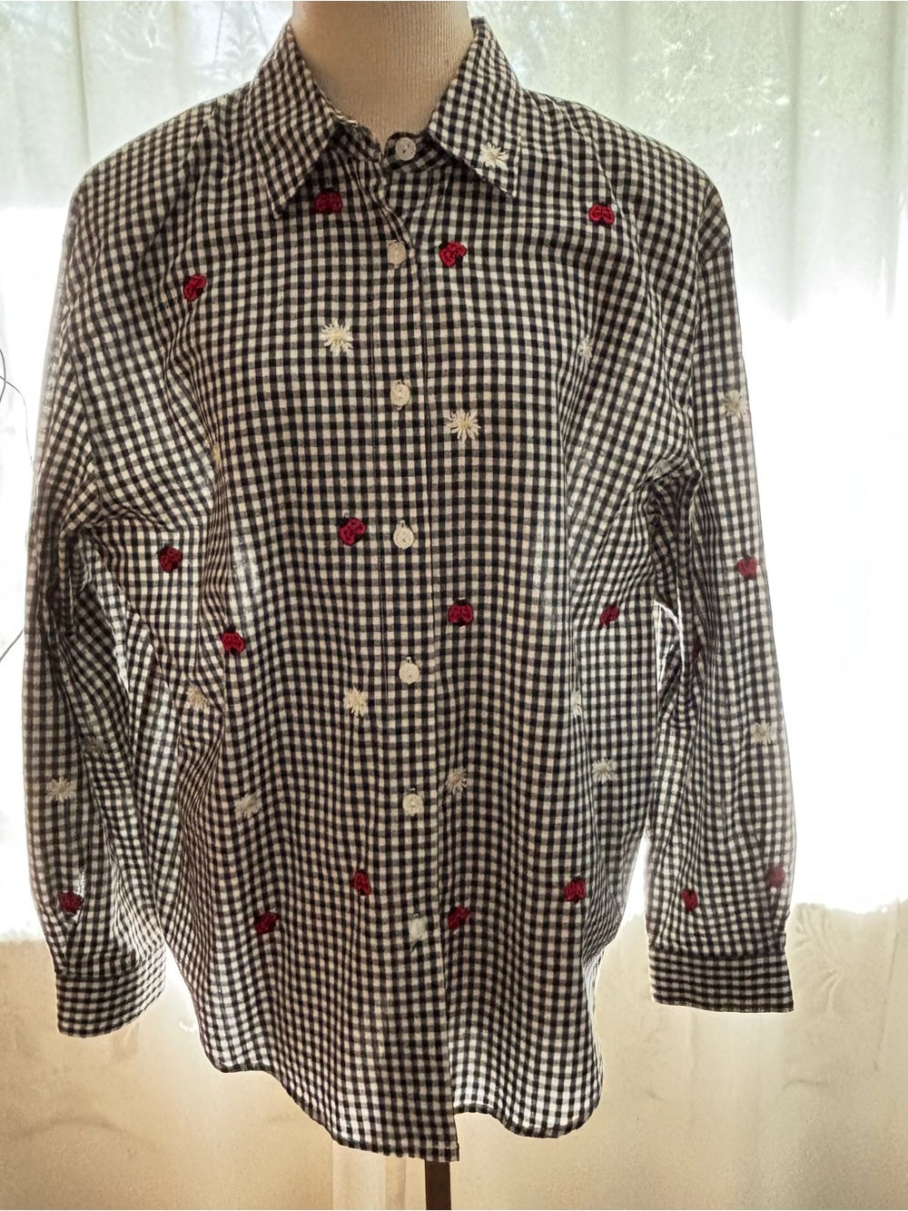 Teddi Black & White Gingham Embroidered Daisies & Ladybug Button-Up Shirt size L